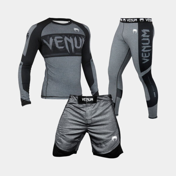 Combo Venum Bomber: un rashguard, una calza y una bermuda de la marca Venum