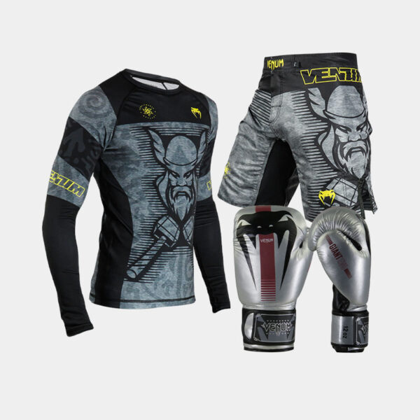 Combo Venum Vikingo: un rashguard, una bermuda y un par de guantes de boxeo de la marca Venum