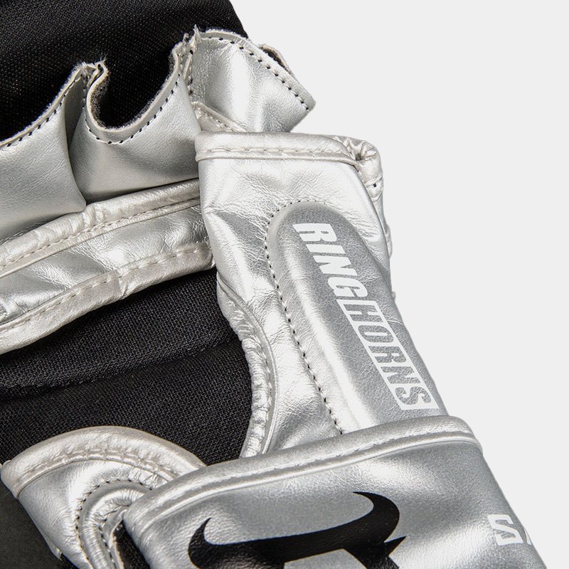 Guantes De MMA - Ringhorns Charger by Venum (Plateado/Negro)
