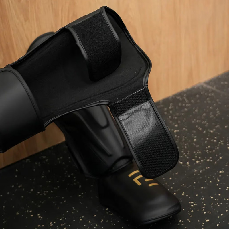 Protector Tibial Tibias Rígidas - Fibra Fitness (Negro/Dorado)